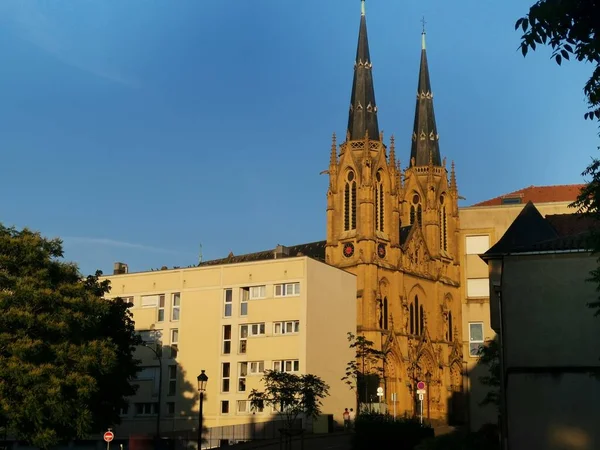 Ein Kirchturm Zwischen Modernen Plattenbauten — Stockfoto