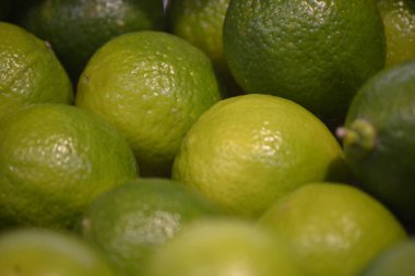 Taze yeşil limonlar