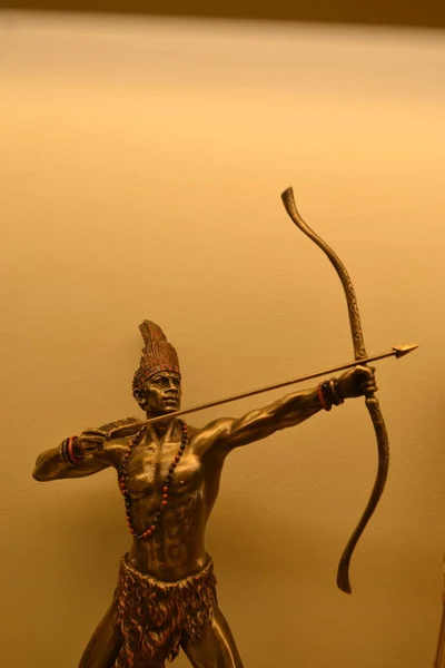 Ok ve yayla nişan alan bir kişi.