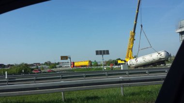 Otoyoldaki kazada tehlikeli maddeler yüzünden kazan tamamen tıkandı.