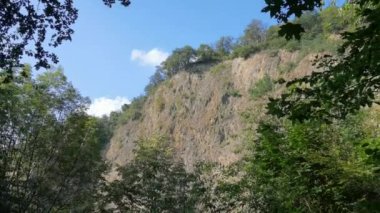 Bazalt ormanda doğal olarak oluşur.