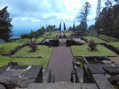 Cetho Tapınağı kompleksinin yeşil çimenli geniş avlusu.