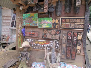 Tana Toraja 'daki turistik yerlerden oyma, heykel ve el sanatları hatıraları.