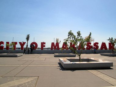 Losari plajı yakınlarındaki şehir parkındaki ikonik şehir Makassar.