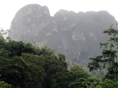Tana Toraja, Makassar çevresindeki yüksek kireçtaşı dağlarının manzarası