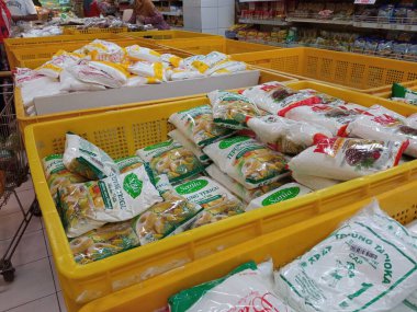 Süpermarketlerdeki satış ürünleri için konteynır olarak kullanılan sarı kutu