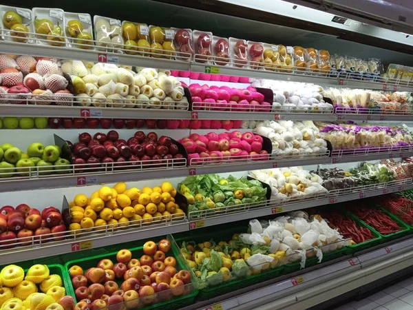 슈퍼마켓에 야채의 껍데기 스톡 사진