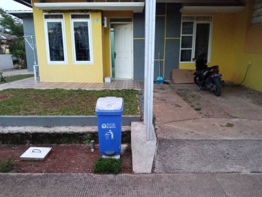 Evin önündeki mavi çöp tenekesi.