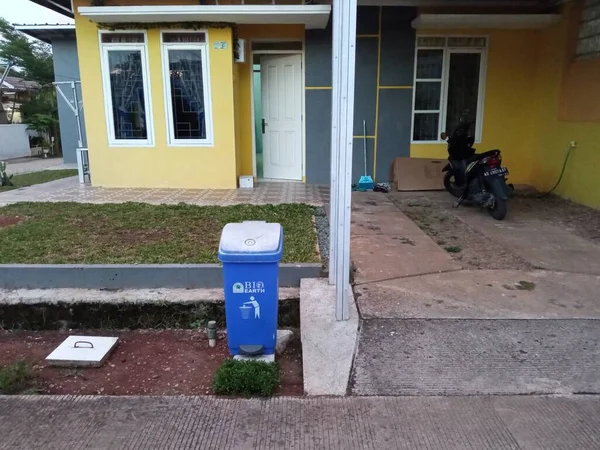 Evin önündeki mavi çöp tenekesi.