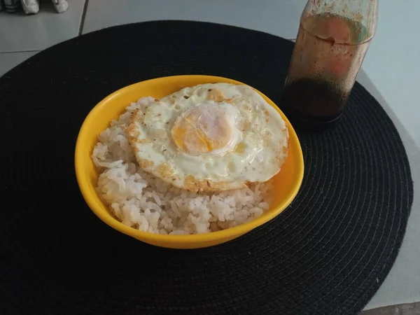 Arroz Ovo Ensolarado Tigela Amarela Molho Soja — Fotografia de Stock