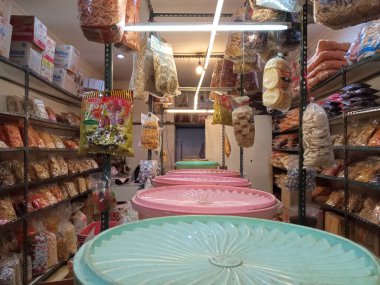 Çok çeşitli ev yapımı aperatifler için alışveriş.