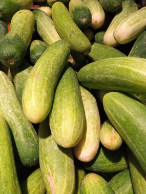 Yığılmış taze salatalıkların soyut arkaplanı