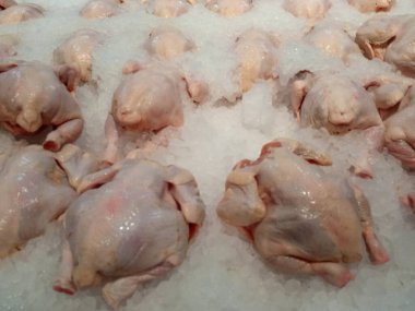 Piyasada dondurulmuş çiğ tavuk