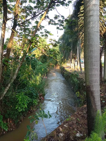 Río Zona Residencial Está Retrocediendo —  Fotos de Stock