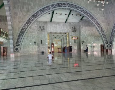 Cami 'nin ana odasında iç dizayn.