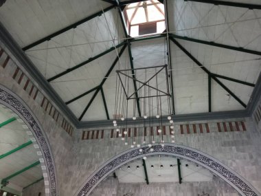 Caminin ana salonundaki avizeler.