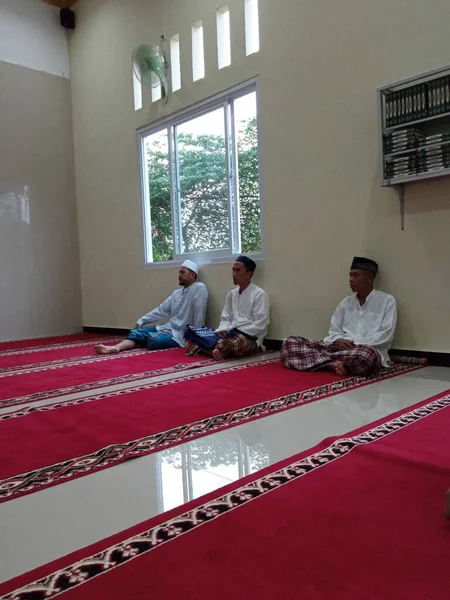 Jemaat Muslim Mendengarkan Ceramah Dari Imam Masjid — Stok Foto