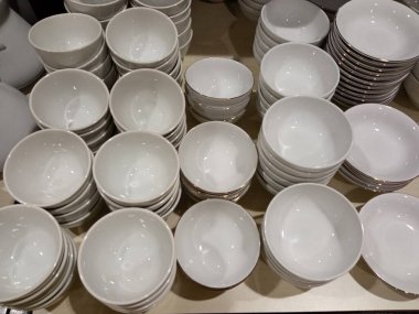 Süpermarketin rafındaki seramik kasenin arka planı.