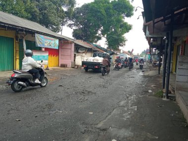 Yağmur ve yaştan dolayı yıkılan asfalt yollar