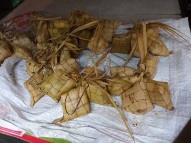 Ketupat, Kurban Bayramı sırasında yapılan tipik bir Endonezya yemeğidir.