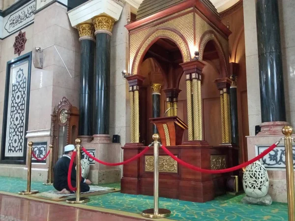 Mimbar Imam Masjid Masjid Emas Kubah Depok — Stok Foto