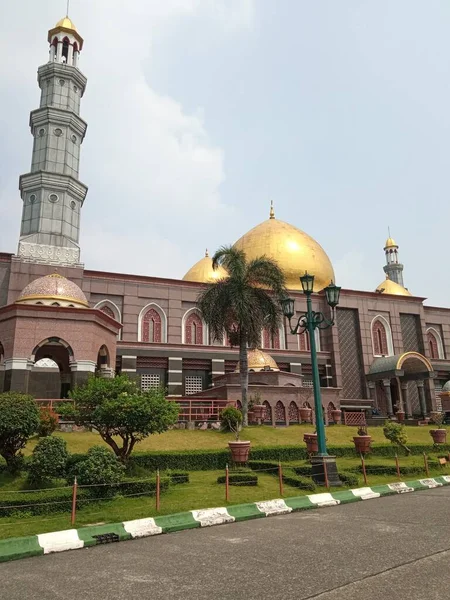 Szczyt Kopuły Minaretu Złotej Kopuły Depok Indonezja — Zdjęcie stockowe