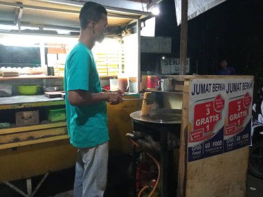 Pasta tüccarları alıcıların siparişlerini verir.