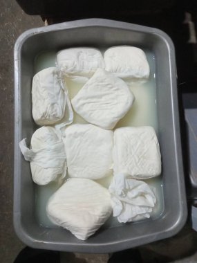 Marketteki plastik kovada beyaz tofu.