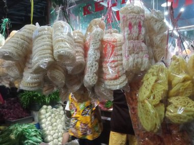 Toplum tezgahlarında satılan çeşitli krakerler.