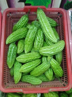 Bir sebze dükkanında satılık bir sepet kavun.