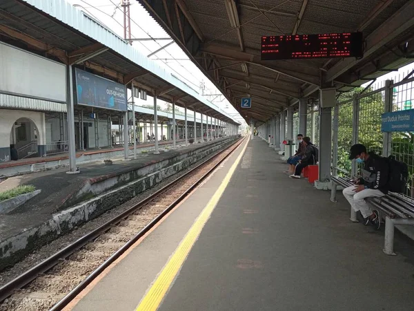 Plataforma Trem Elétrico Com Instalações Assentos Para Passageiros — Fotografia de Stock