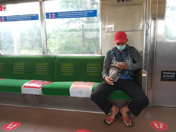 Alguém Sentado Sozinho Comboio Eléctrico — Fotografia de Stock