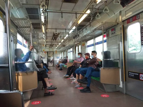 Passeggeri Del Treno Elettrico Siedono Secondo Regole Distanza Sociale Durante — Foto Stock