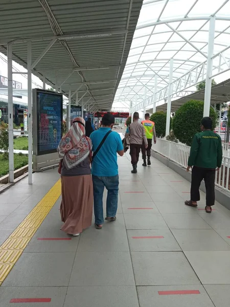 Pessoas Entrada Plataforma Estação Ferroviária — Fotografia de Stock