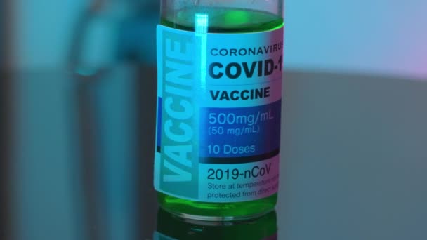 Roll Film Panning Makro Snímek Kovide Koncepce Koronavirové Vakcíny Láhvi — Stock video