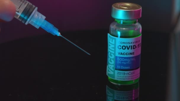 Roll Filmisch Panning Macro Shot Van Covide Coronavirus Vaccin Concept — Stockvideo