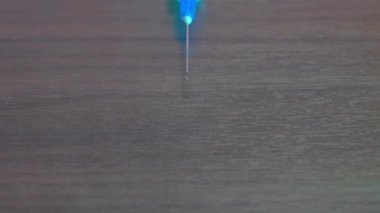 B-filmi, aşı çekimi için makro ölçekli iğne görüntüsü. Sürgülü atış dönüyor