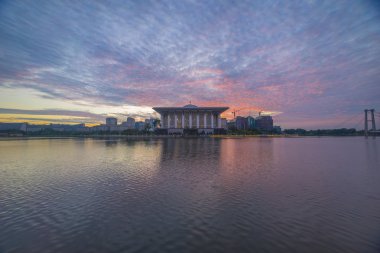 Demir Camii, Putrajaya güneş doğarken
