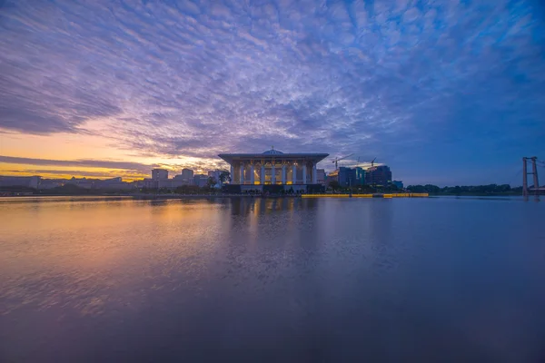 Lever de soleil à la mosquée de fer, Putrajaya — Photo