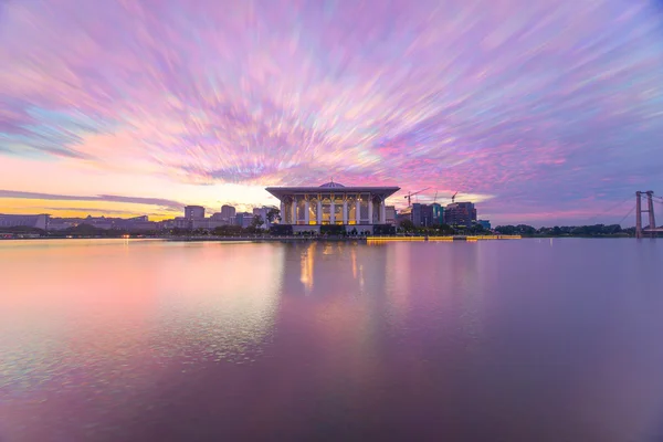 Demir Camii, Putrajaya güneş doğarken