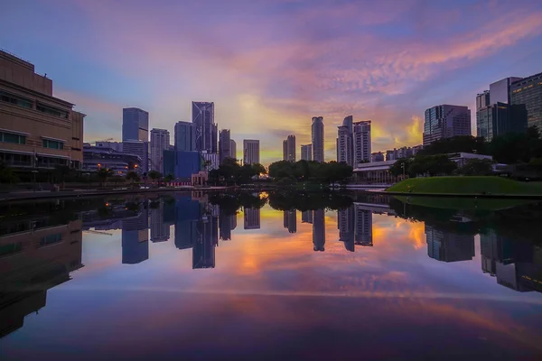 Lever de soleil au KLCC Petronas Twin Tower Symphony Lake — Photo