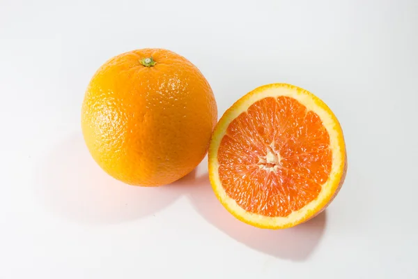 Naranja entero y medio naranja — Foto de Stock