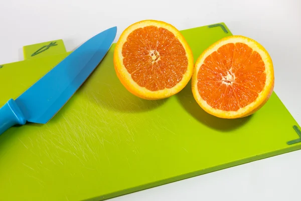 Cuchillo y rebanada de naranjas — Foto de Stock