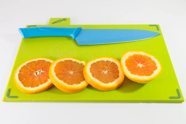 Cuchillo y rebanada de naranjas — Foto de Stock