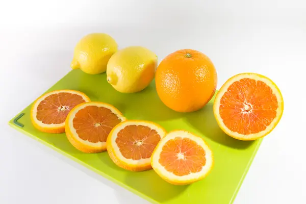 Rebanadas de naranjas y limón — Foto de Stock