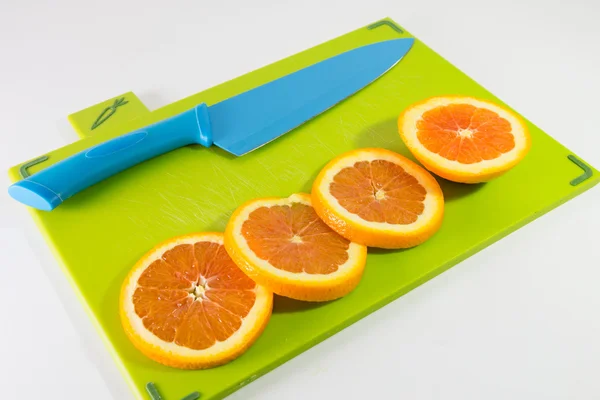 Cuchillo y rebanada de naranjas — Foto de Stock
