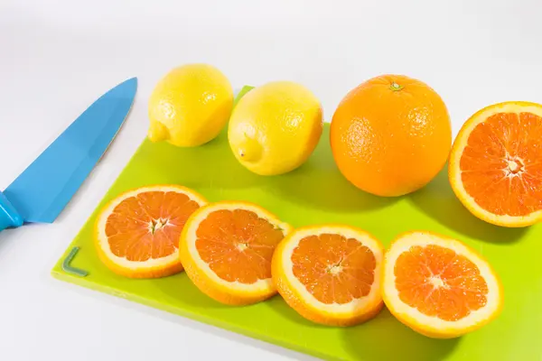 Cuchillo y rodajas de naranjas y limón — Foto de Stock