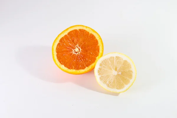 Mitad naranja y mitad limón — Foto de Stock