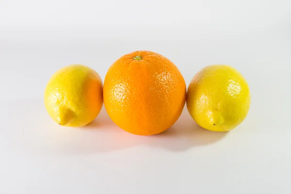 Une orange et deux citrons — Photo