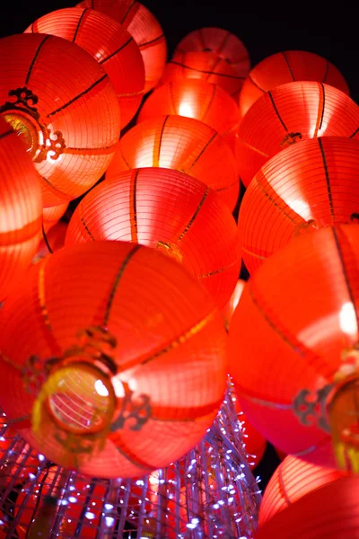 Lanterna vermelha pendurada no Ano Novo Lunar Chinês — Fotografia de Stock